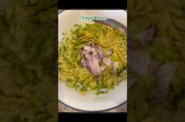 #guacamole #guacamolerecipe #quickrecipe easypeasy #healthy #avocado #recipeshorts #iras_kitchen