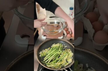 How to Cook Healthier: Frittata Recipe with Asparagus & Leeks #healthyrecipes