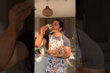 This delicious high-protein, low-calorie pizza with 5 ingredients tastes just like the real thing!