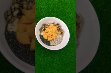 Smoothie bowl with mango / Healthy breakfast recipes/mango recipes