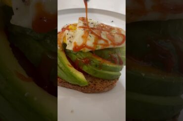 Quick & Healthy Breakfast Idea happy life #HealthyBreakfast#AvocadoToast#EasyRecipes#MorningRoutine