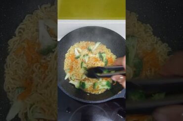 Quick chicken tikka #samyang noodles wok stir fry easy healthy meal Griddle pan chicken #quickrecipe