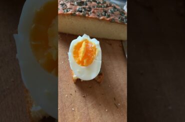 High protein breakfast with lentil bread, eggs, cream cheese and ham #easyrecipe #healthyfood #ideas