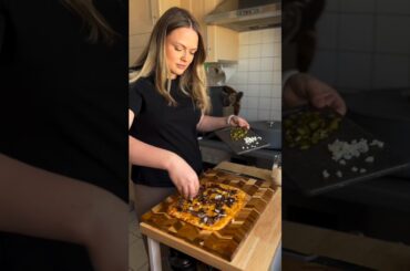 Low-Calorie High-Protein Pizza Recipe | Healthy & Delicious! #shorts #highprotein #pizza