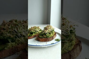 The best healthy toast you’ll ever have #veganrecipes #easylunch #highproteinlunchideas