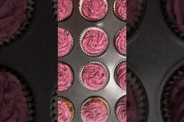 Low Carb Blackberry Buttercream Cupcakes #lowcarbdiet #food #dessert