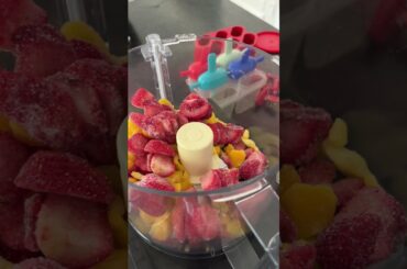 Strawberry mango popsicles #homemade #healthy #snacks #recipe #momlife #toddlermom