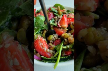 ANTI-AGING STRAWBERRY KALE SALAD @cookingforpeanuts with plant-based protein. Easy, delicious