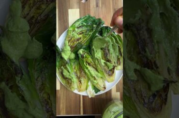 Grilled romaine with herbed avocado dressing ! Recipe in captions #healthy #salad #vegetables