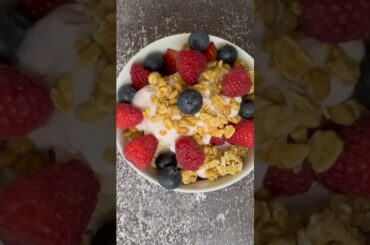 Greek Yogurt, Granola, and Berries - Healthy Breakfast Ideas #nocookbreakfast  #vegetarianbreakfast