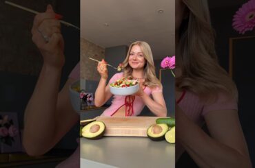 healthy salads don’t have to be boring! try this AVOCADO CORN salad