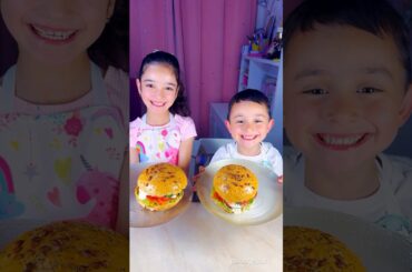 Children make a healthy and delicious sandwich with avocado and shrimp #shorts #cooking #viral #kids