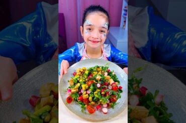 A girl makes a delicious and healthy salad with tofu #shorts #viral #food#yummy #viral #kids #trends