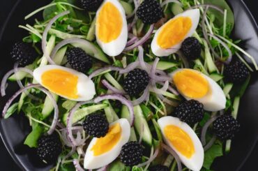 Delicious Spinach Egg Blackberry Salad Recipe | Healthy & Easy Lunch Idea