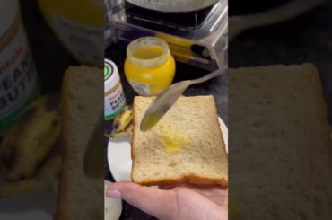 Healthy Peanut butter banana toast#food #foodshort #foodblogger #music