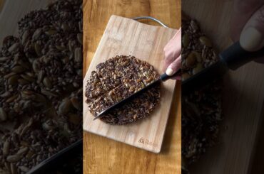 Seed crackers for PCOS/ PCOD/ Hormone Health & a great healthy snack too #recipe #food #fitness