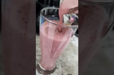 The easiest, #lowcalories and #highprotein refreshing summer drink......BERRIES WHEY #SMOOTHIE !!!!