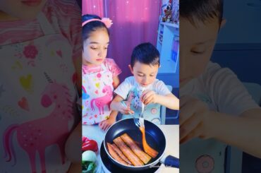 Children make a healthy and delicious vegan bacon salad #shorts #viralvideo #kids #food #viralshorts