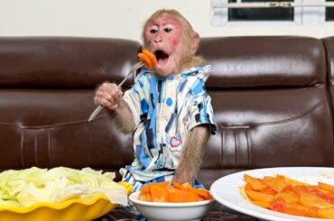 Bibi enjoy a simple but very healthy dinner!