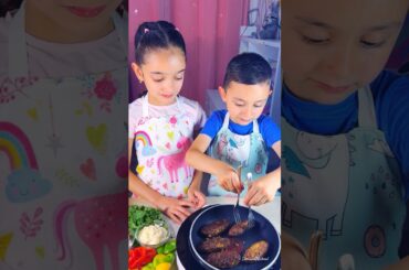 Children make a healthy and tasty vegetarian kebab sandwich #shorts #viralvideo #trends #kids #food