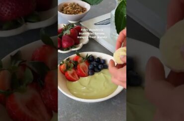 Easy, Healthy & Energizing Breakfast Bowl - Matcha Protein Yoghurt Bowl w/ Fruits +34g protein