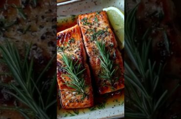 Garlic-Herb Crusted Salmon. Easy Healthy Recipes.
