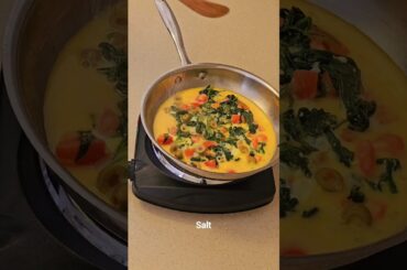 Mediterranean Scramble Delight: Quick & Healthy Breakfast Recipe!#healthy #breakfast #youtubeshorts