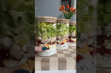 Cobb salad jars are my new obsession #mealprep #healthyrecipes #salad