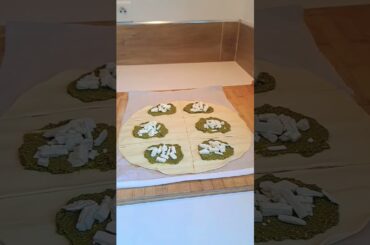 Lunch idea #healthy #healthyrecipes #lunch Ingredients: pesto, feta, tomatoes, 1 egg, sesame seeds