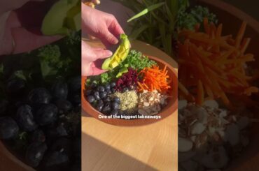 This SUPERFOOD POWER CRUNCH SALAD contains 10 different fruits,veggies, seeds, and more #lowfatmeals