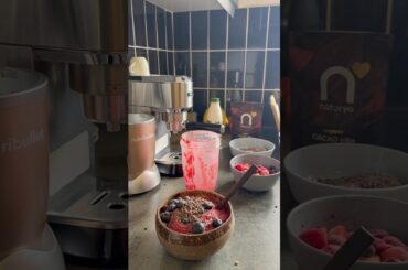 #delicious #smoothiebowl #smoothie #recipe #healthyrecipes #vegan #tasty #snacks #breakfast #shorts
