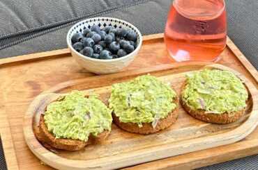 Healthy salad recipe / healthy salad recipes with avocado . onions . garlic . lemon . blackpepper