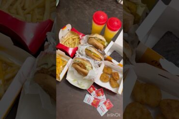 #shorts #youtubeshorts Chicken Burger/New in Stores/Gourmet Burger/Yummy Burgers/McDonald's India