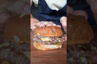 The 450 Calorie Cheeseburger (45g Protein)