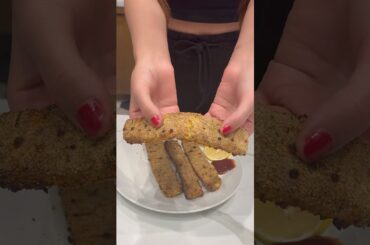 chicken, onion, garlic,egg,breadcrumbs,flour,cornstarch, cheese, salt, black pepper, paprika.