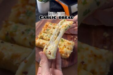 Extra cheesy garlic bread #garlicbread #cheesegarlicbread #cheesy #easysnacks #easyrecipe #shorts