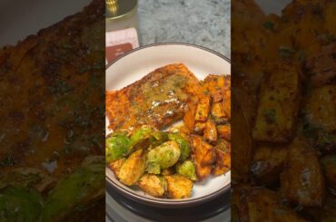 EASY but healthy salmon dinner idea, perfect for after work! #easyrecipe #food #healthy #salmon