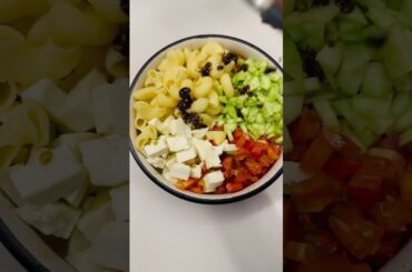 45 days of  eating healthy | Day 22/45| Quick Comfort Salad| Somya Luhadia #healthcoach #shorts