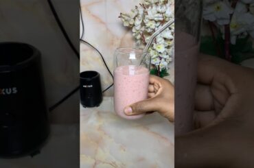 Perfect Creamy Strawberry Smoothie #shorts #smoothie #strawberry #youtubeshorts #healthylifestyle