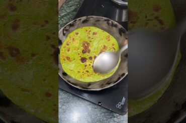 Palak paratha | healthy and tasty breakfast recipes #palakparatharecipe #shorts @FoodiesMuskan