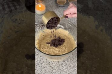 Easy and Healthy Chocolate Chip Banana Muffins #muffins #healthyrecipes