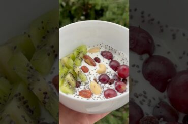 Refreshing Greek Yogurt Bowl with Kiwi and Grapes in Just 2 Minutes!