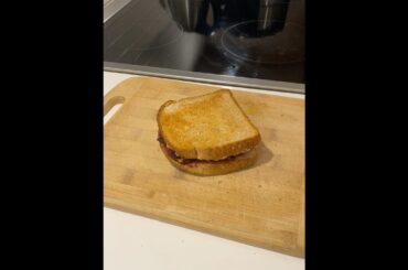 Peanut butter sandwich#easyandhealthy #breakfastideas #youtubeshorts #easytodo #recipe #weightloss