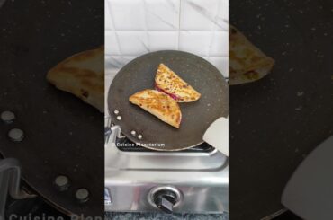 Quick Breakfast Recipe #shortsfeed #shorts #youtubeshorts #recipe #leftoverroti #viral #food #tacos