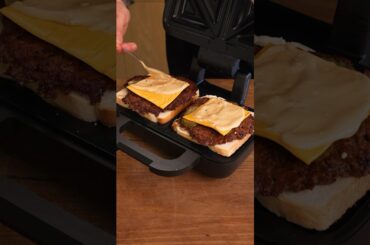 Crunchy Cheeseburger Toastie for Babe with @SunbeamAustraliaNZ