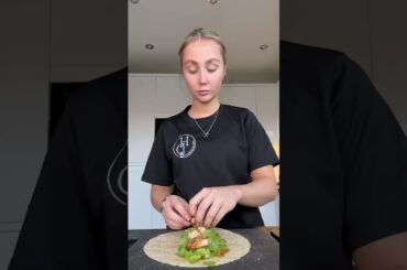 Easy healthy lunch recipe: chicken & halloumi wrap