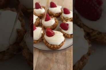 The perfect yogurt granola cups for breakfast or dessert! #breakfast #oats