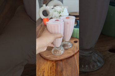 Strawberry Banana smoothie/shake #fruit #shakes #recipe #healthy #tasty #shorts #yt #youtubeshorts