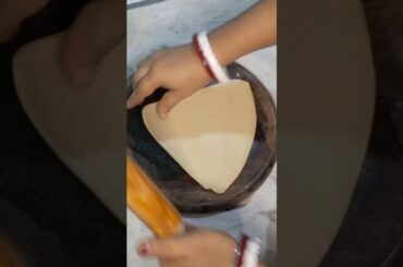 Triangle Shape Paratha belne ka sehi tarika #ytshorts #trending #viral #shortsfeed #priya'rlifestyle