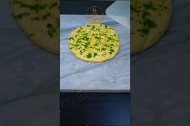 #GarlicBread #CrispyBread #BreakfastIdeas #BreadLover #BreadRecipes  #Baking #Garlic #Pizza